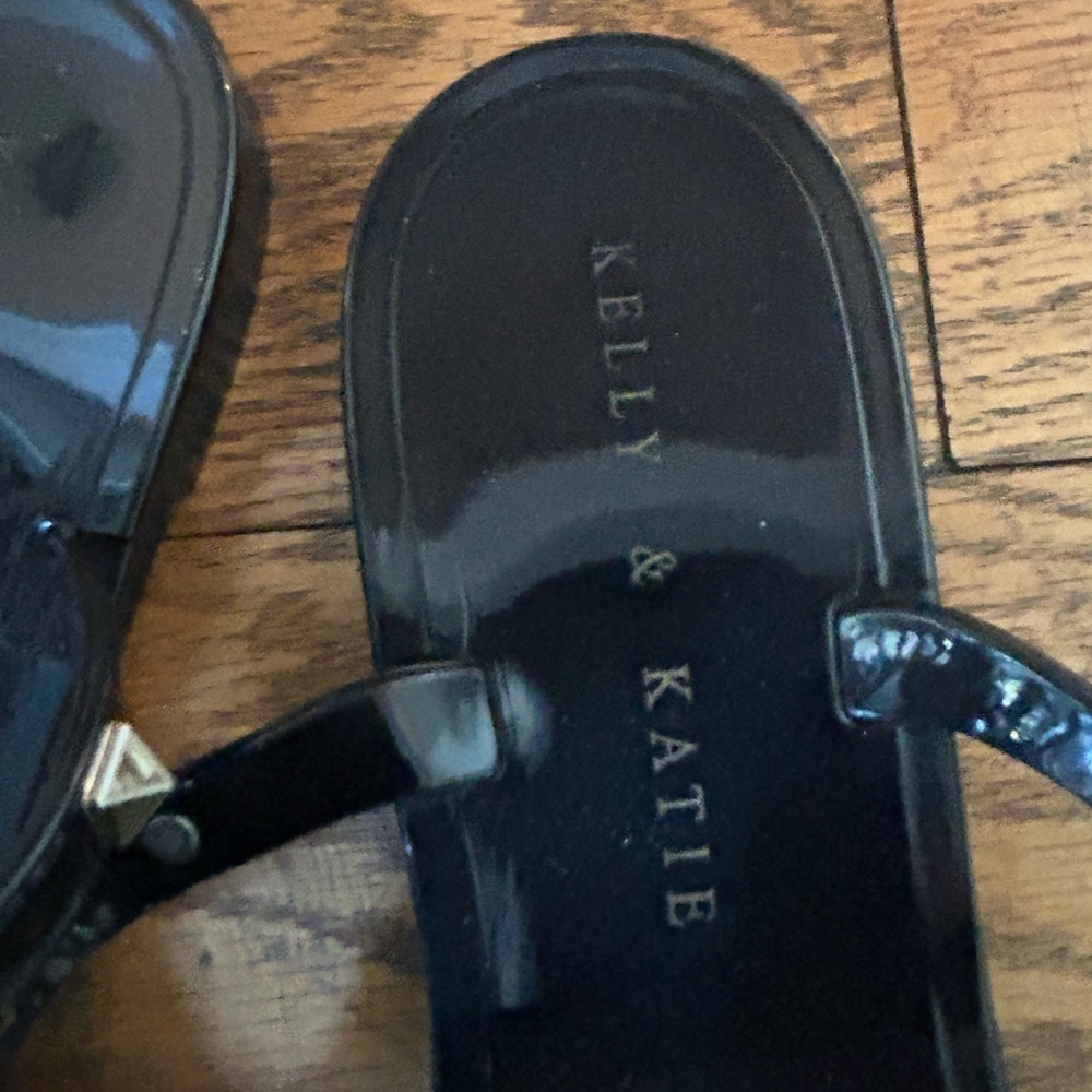 Kelly & Katie Studded Flip Flops, Size 8 - Picture 3 of 5